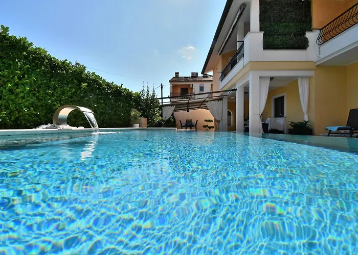 Tessa 아파트 로비니